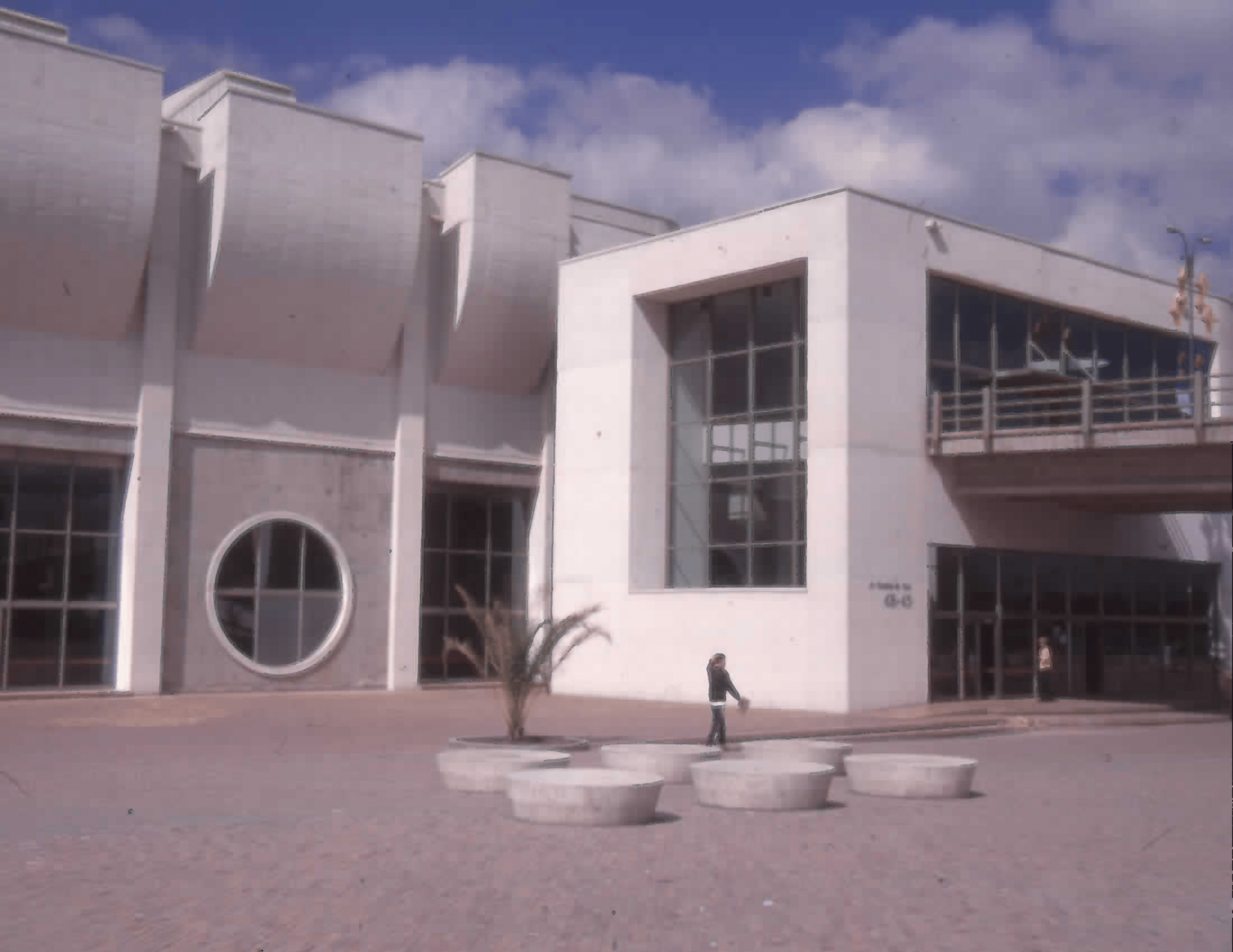 Imagen de apoyo de  Entrada principal de la Biblioteca Pública El Tintal Manuel Zapata Olivella