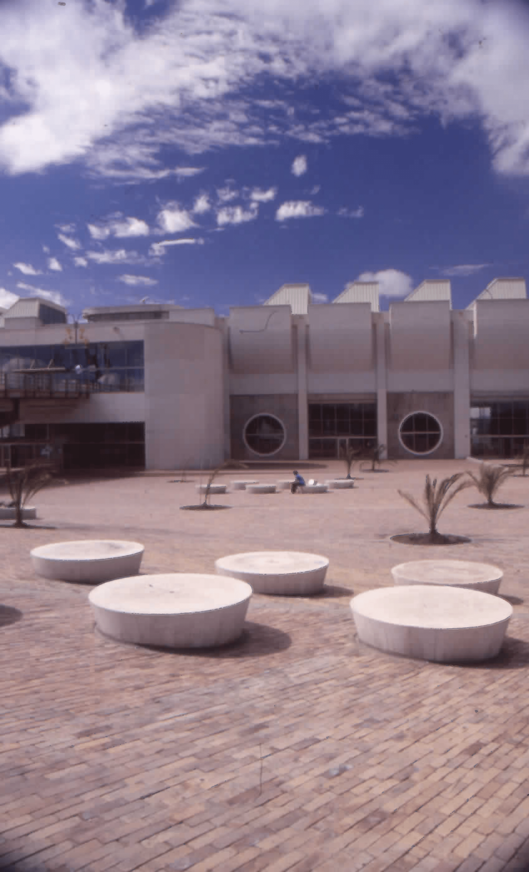 Imagen de apoyo de  Exteriores de la entrada a la Biblioteca Pública El Tintal Manuel Zapata Olivella