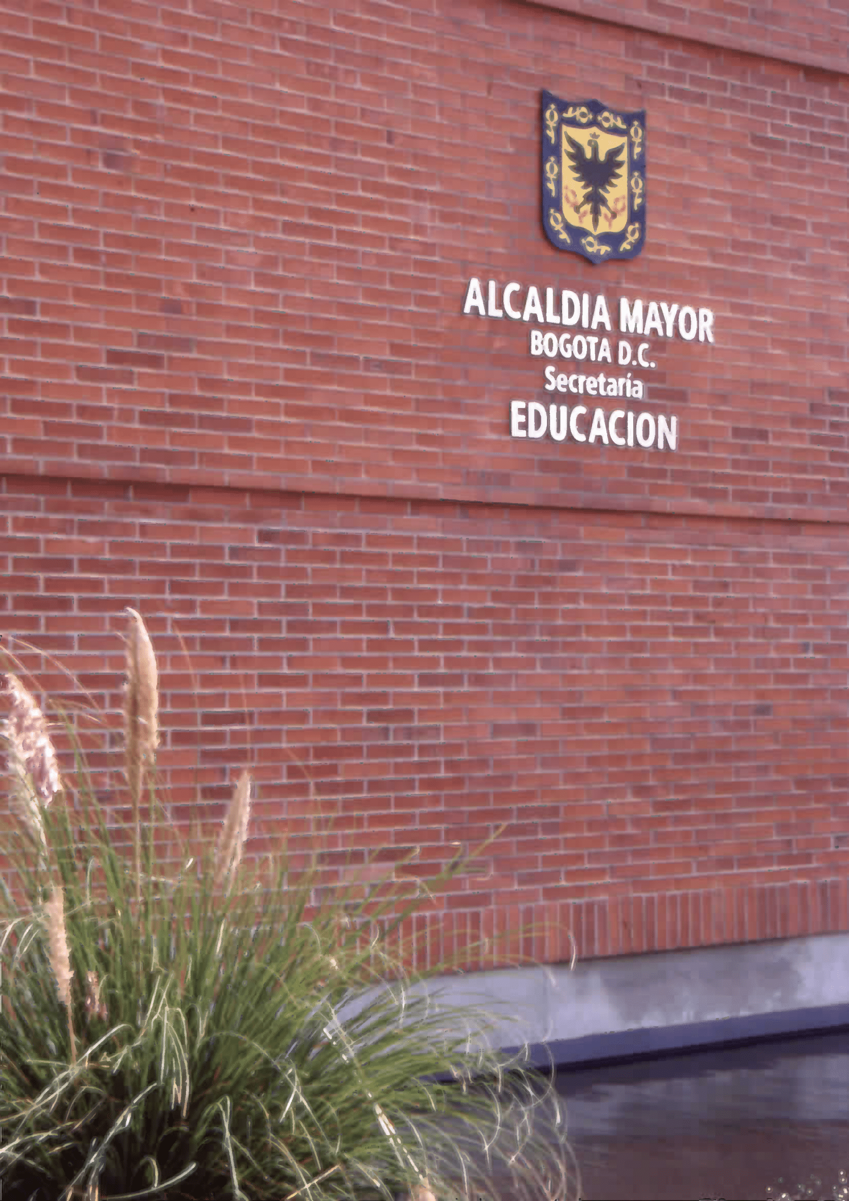 Imagen de apoyo de  Fachada de la Biblioteca Pública El Tunal Gabriel García Márquez con el logo de la Secretaría de Educación de la Alcaldía Mayor de Bogotá D.C.