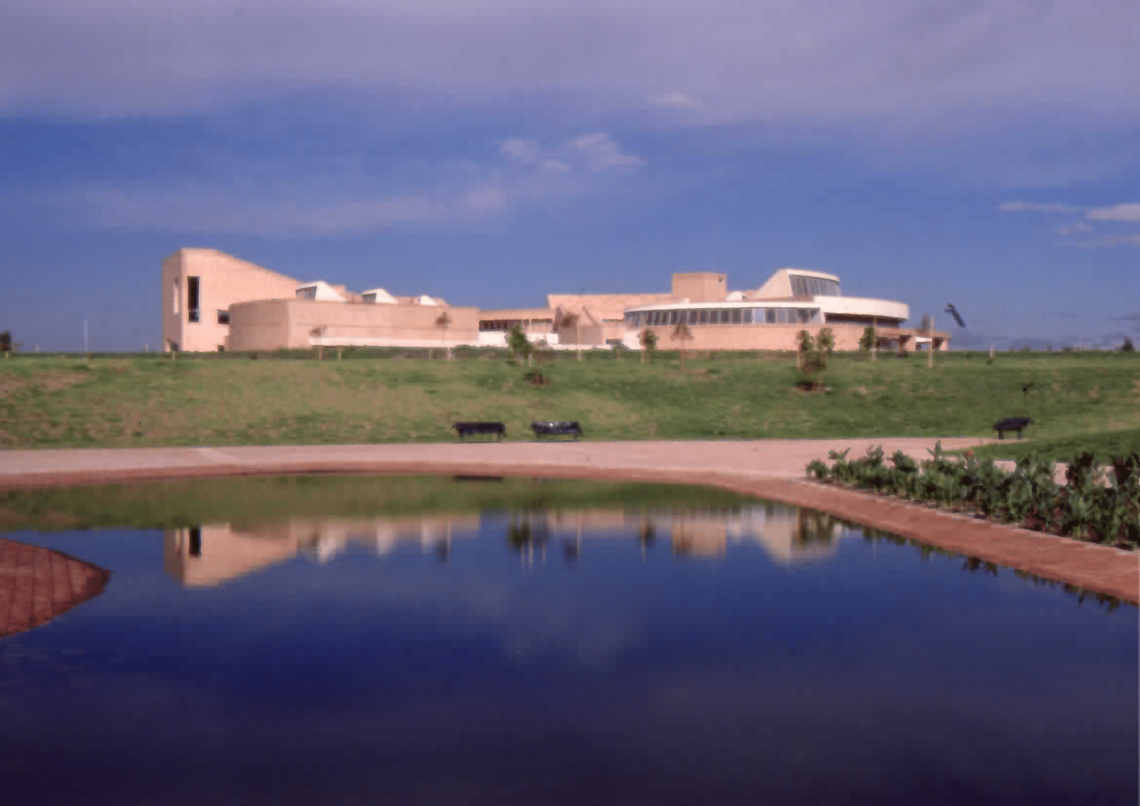 Imagen de apoyo de  Arquitectura del exterior de la Biblioteca Pública Virgilio Barco. Fotografía 3