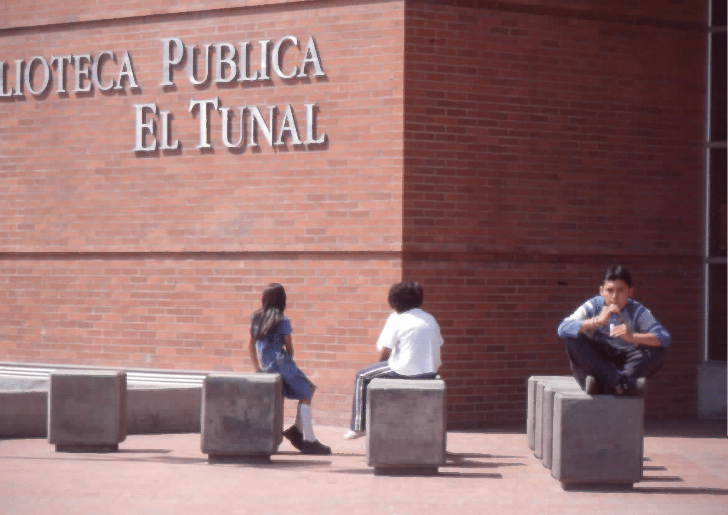 Imagen de apoyo de  Niños en los exteriores de la Biblioteca Pública El Tunal Gabriel García Márquez. Fotografía 3