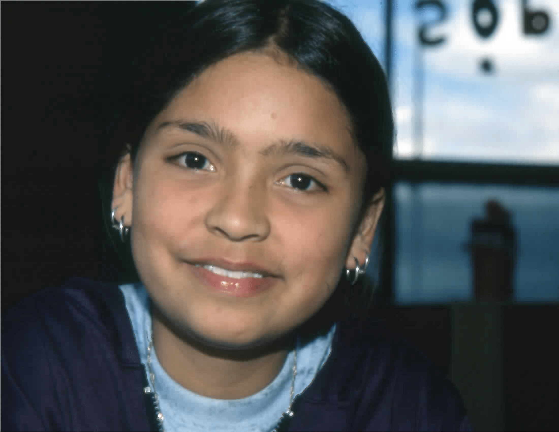 Imagen de apoyo de  Niña usuaria en el interior de la Biblioteca Pública El Tunal Gabriel García Márquez