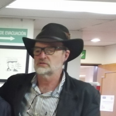 Imagen de apoyo de  Testimonio de Eduardo Arias sobre las influencias españolas y británicas en la banda Hora Local