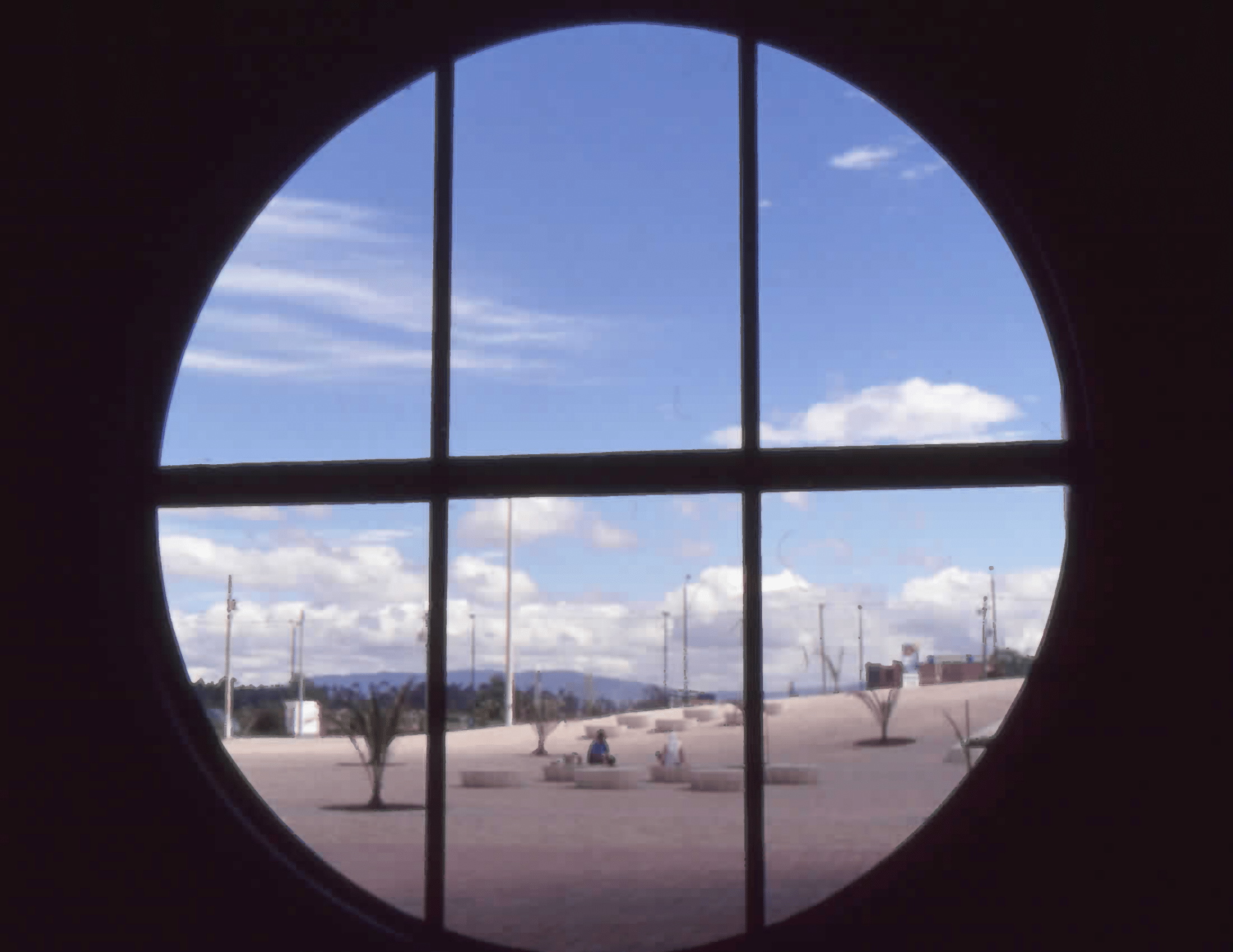 Imagen de apoyo de  Vista hacia el exterior de la Biblioteca Pública El Tintal Manuel Zapata Olivella