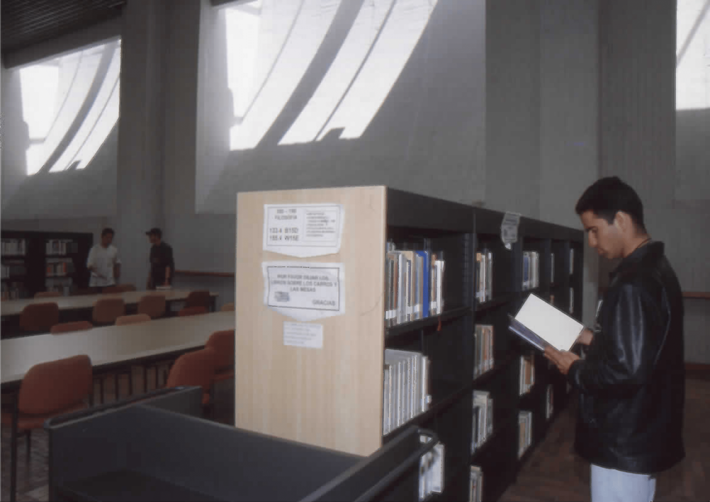 Imagen de apoyo de  Usuario en las estanterías de la Biblioteca Pública El Tintal Manuel Zapata Olivella