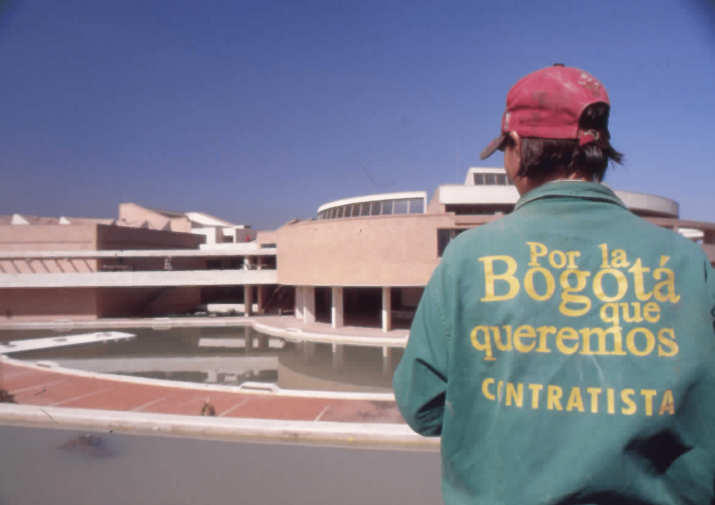 Imagen de apoyo de  Vista del espejo de agua y fachada oriental de la Biblioteca  Pública Virgilio Barco