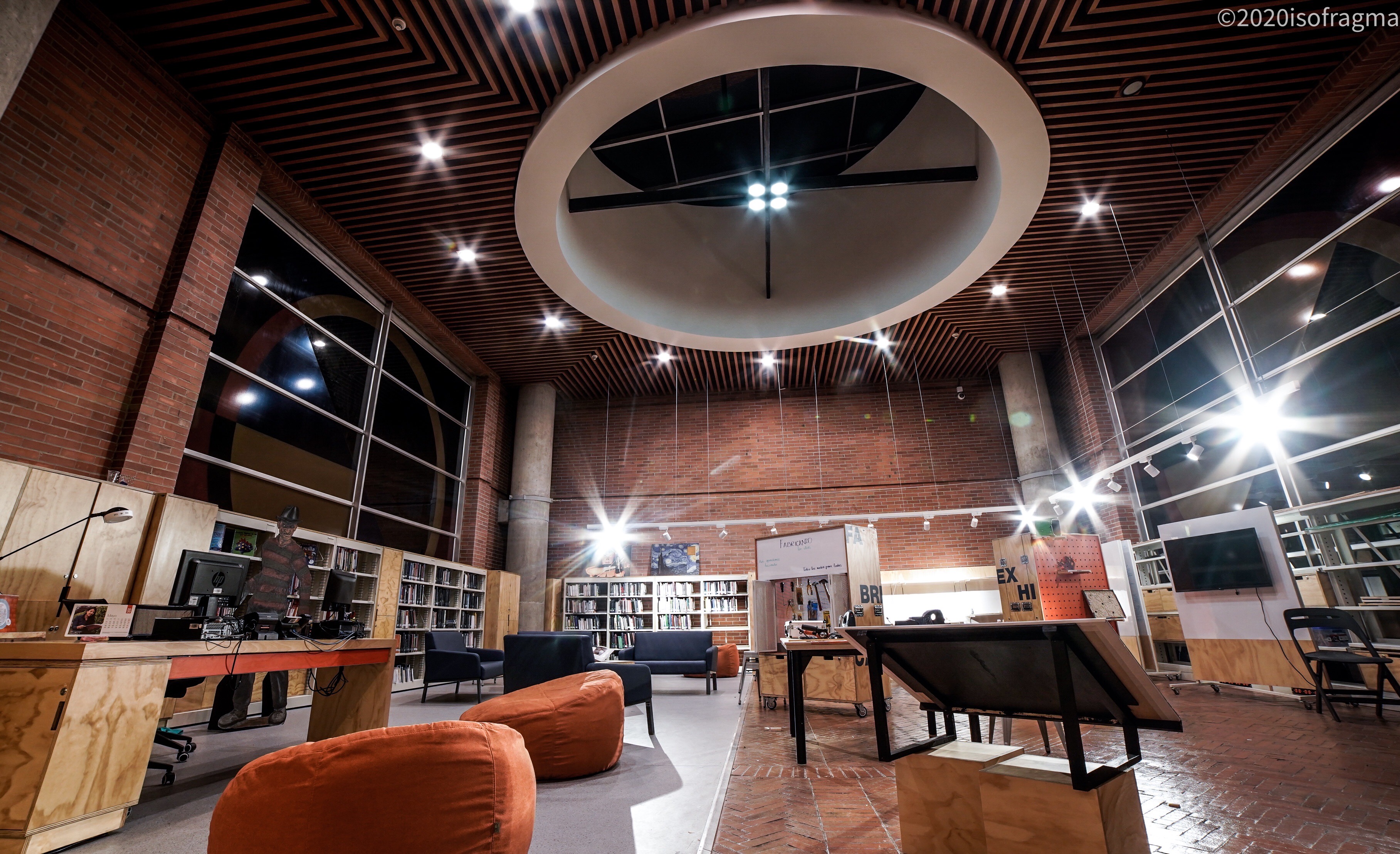 Imagen de apoyo de  Fotografía nocturna de la Sala LabCo : espacio abierto experimental