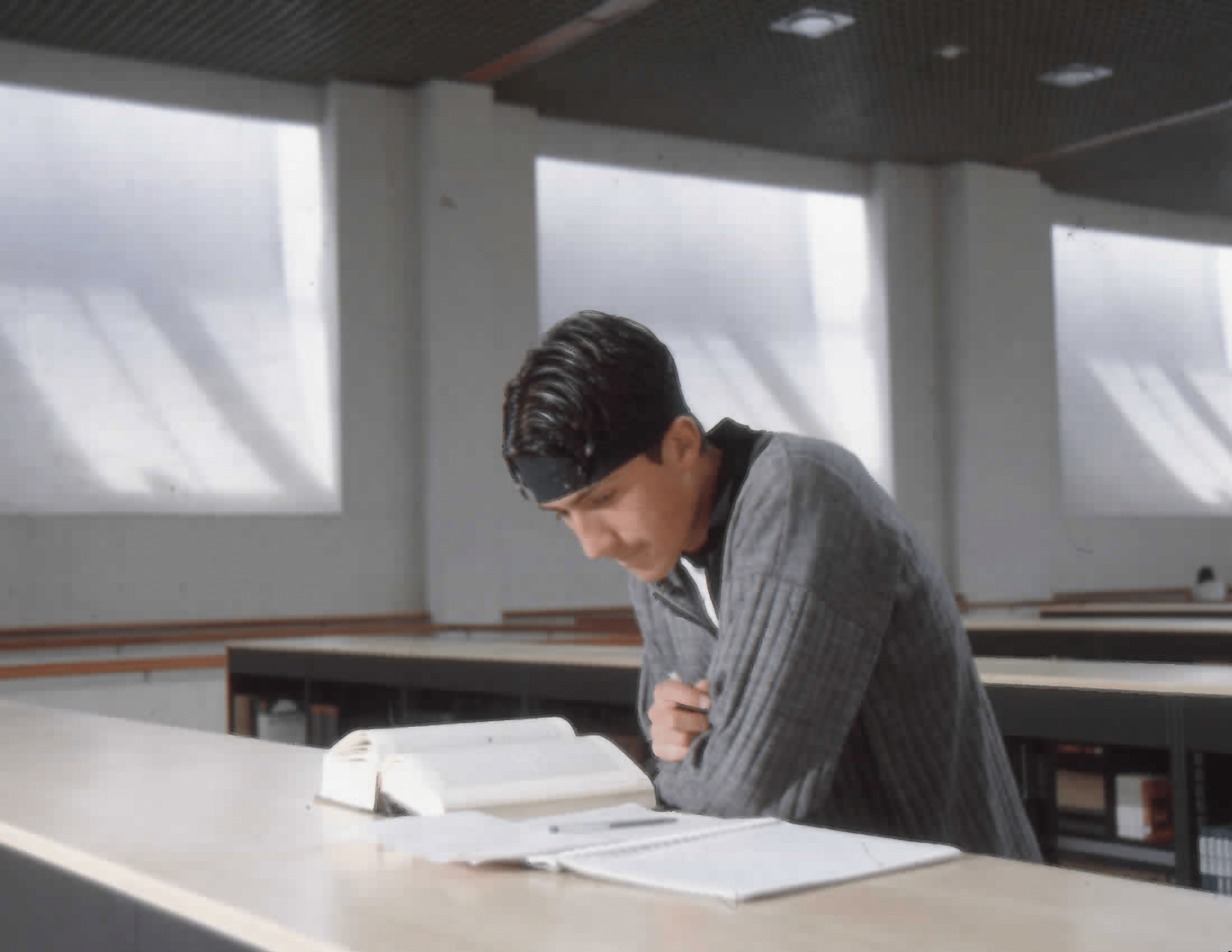 Imagen de apoyo de  Joven usuario leyendo en la la Biblioteca Pública El Tintal Manuel Zapata Olivella