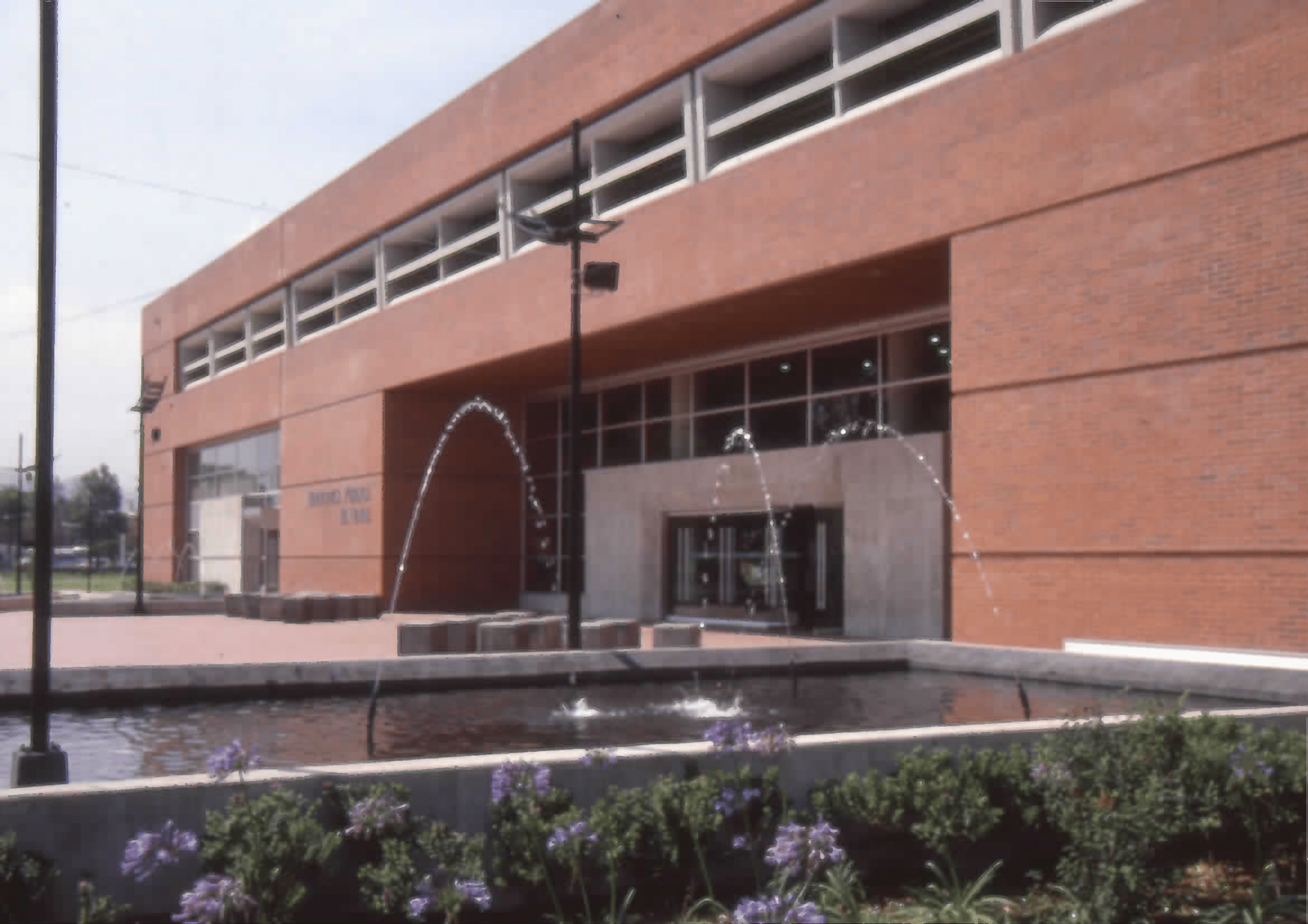 Imagen de apoyo de  Fuente de agua en el exterior de Biblioteca Pública El Tunal Gabriel García Márquez. Fotografía 2